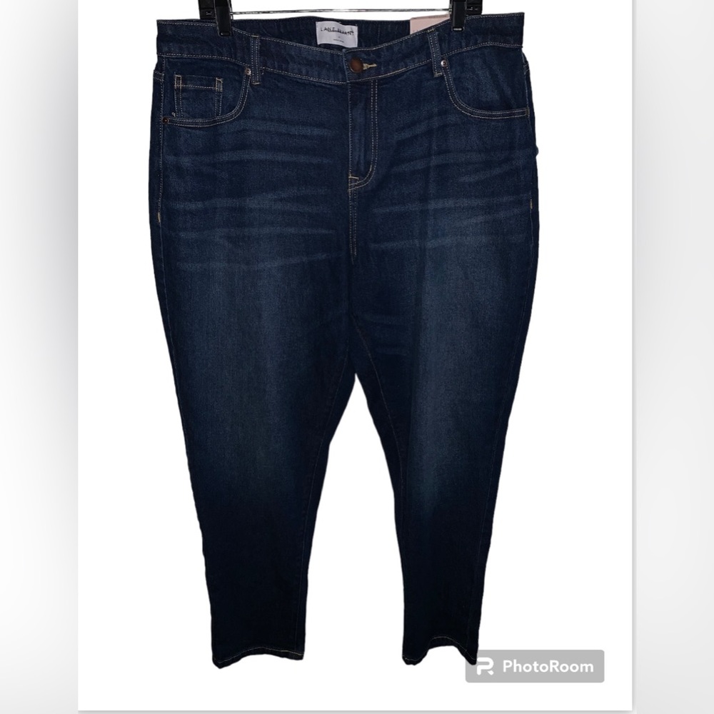 Signature fit 
Mid rise 
Boyfriend jeans